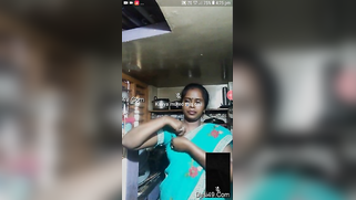 Aunty is so sexy in green sari that online friend pays her for talking | XXX Video on AllSex.XXX
