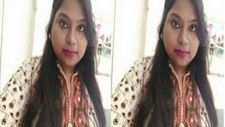 Desi hussy puts camera really close while masturbating pussy in show