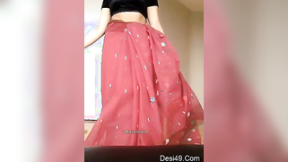 Red sari makes Indian mom look even more amazing when she moves body | XXX Video on AllSex.XXX