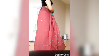 Red sari makes Indian mom look even more amazing when she moves body | XXX Video on AllSex.XXX