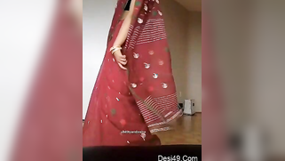 Red sari makes Indian mom look even more amazing when she moves body | XXX Video on AllSex.XXX