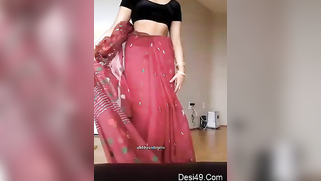Red sari makes Indian mom look even more amazing when she moves body | XXX Video on AllSex.XXX