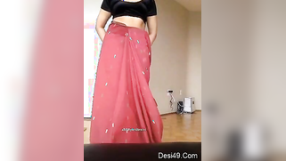 Red sari makes Indian mom look even more amazing when she moves body | XXX Video on AllSex.XXX