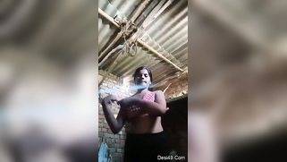 Pretty Indian girl takes clothes off and poses naked in front of cam | XXX Video on AllSex.XXX