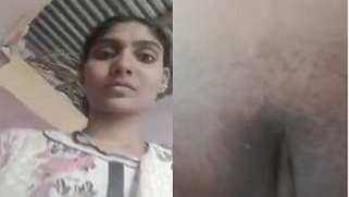 Solo sex show of amazing Desi mom who exposes pussy and touches it