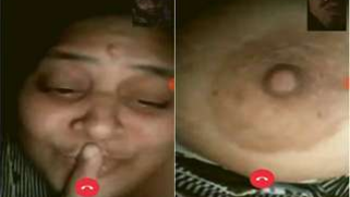 Bedroom XXX video of Indian aunty who exposes big hooters on camera