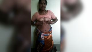 XXX affair of Indian aunty on amateur camera where she flaunts boobs