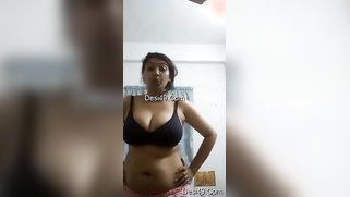 Sexy Desi mom demonstrates her XXX-sized boobies and ass to viewers | XXX Video on AllSex.XXX