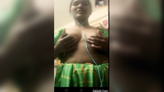 Desi chick takes saggy breasts to light so that boyfriend can jerk off | XXX Video on AllSex.XXX