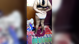 Bad Indian aunty with saggy belly advertises her voluptuous body | XXX Video on AllSex.XXX