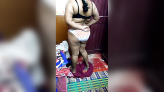Bad Indian aunty with saggy belly advertises her voluptuous body | XXX Video on AllSex.XXX
