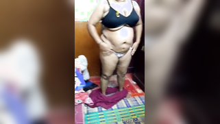 Bad Indian aunty with saggy belly advertises her voluptuous body | XXX Video on AllSex.XXX