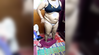 Bad Indian aunty with saggy belly advertises her voluptuous body | XXX Video on AllSex.XXX