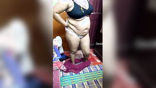 Bad Indian aunty with saggy belly advertises her voluptuous body | XXX Video on AllSex.XXX