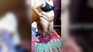 Bad Indian aunty with saggy belly advertises her voluptuous body | XXX Video on AllSex.XXX