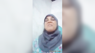 Indian aunty in hijab shows boobs and stimulates her pink hole | XXX Video on AllSex.XXX