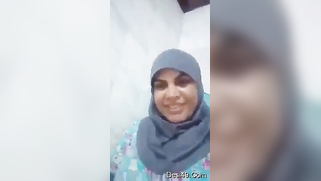 Indian aunty in hijab shows boobs and stimulates her pink hole | XXX Video on AllSex.XXX