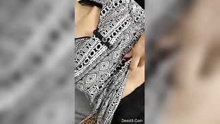 Desi girl is sexy and she knows it so exposing boobs is easy | XXX Video on AllSex.XXX