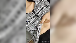 Desi girl is sexy and she knows it so exposing boobs is easy | XXX Video on AllSex.XXX