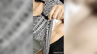 Desi girl is sexy and she knows it so exposing boobs is easy | XXX Video on AllSex.XXX