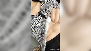 Desi girl is sexy and she knows it so exposing boobs is easy | XXX Video on AllSex.XXX