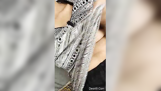 Desi girl is sexy and she knows it so exposing boobs is easy | XXX Video on AllSex.XXX