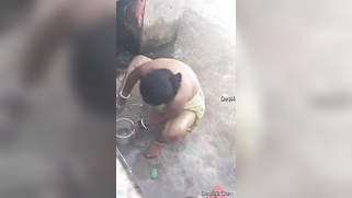 Desi mom doesn't see camera filming her naked in the shower zone | XXX Video on AllSex.XXX