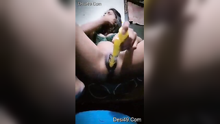 Whorey aunty from India takes yellow pen to give XXX joy to pussy | XXX Video on AllSex.XXX