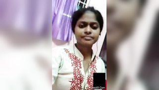 Desi model lies in bed getting naked just like online clients want | XXX Video on AllSex.XXX