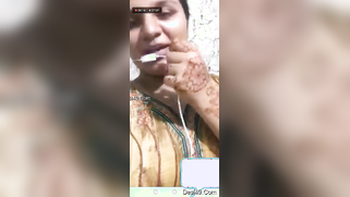 Brunette exposes fatty pussy on amateur camera in XXX Indian web chat | XXX Video on AllSex.XXX