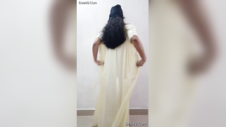 Curvaceous Desi XXX model starts show on camera with taking robe off