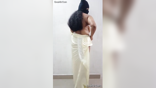 Curvaceous Desi XXX model starts show on camera with taking robe off | XXX Video on AllSex.XXX