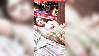 Aunty in sari flashes dark nipple like a real slutty Indian XXX lecher