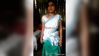 Indian aunty obeys young man behind camera and shows her hairy peach | XXX Video on AllSex.XXX