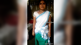 Indian aunty obeys young man behind camera and shows her hairy peach | XXX Video on AllSex.XXX