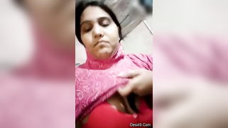 Desi whore flashes XXX-shaped titties covered with red bra close-up | XXX Video on AllSex.XXX