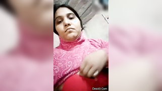 Desi whore flashes XXX-shaped titties covered with red bra close-up | XXX Video on AllSex.XXX