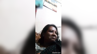 Desi mom simply sits in front of camera and talks with serious face | XXX Video on AllSex.XXX