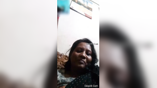 Desi mom simply sits in front of camera and talks with serious face | XXX Video on AllSex.XXX