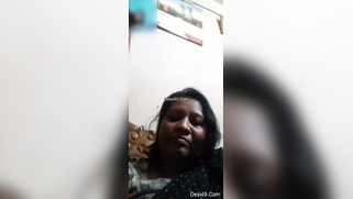 Desi mom simply sits in front of camera and talks with serious face | XXX Video on AllSex.XXX