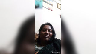 Desi mom simply sits in front of camera and talks with serious face | XXX Video on AllSex.XXX