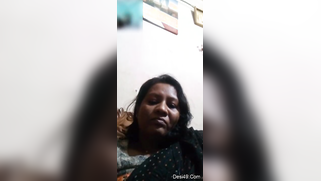 Desi mom simply sits in front of camera and talks with serious face | XXX Video on AllSex.XXX