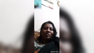 Desi mom simply sits in front of camera and talks with serious face | XXX Video on AllSex.XXX