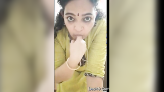 Indian aunty sucks her own finger and strips down in her XXX show | XXX Video on AllSex.XXX