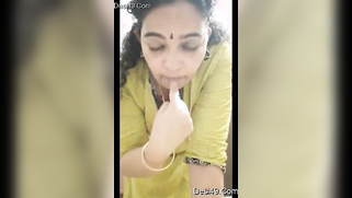 Indian aunty sucks her own finger and strips down in her XXX show | XXX Video on AllSex.XXX