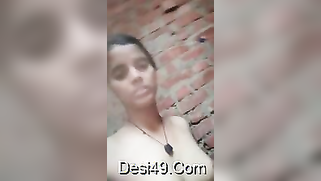 Indian girl in the nude actively poses on camera and blows kisses | XXX Video on AllSex.XXX