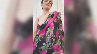 Indian mom in carnival sari moves body and slowly strips down on cam