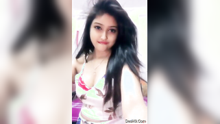 Indian babe advertises slender body luring new clients to subscribe
