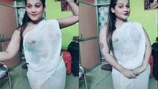 Desi girl in transparent sari dances and sings in short TikTok video | XXX Video on AllSex.XXX