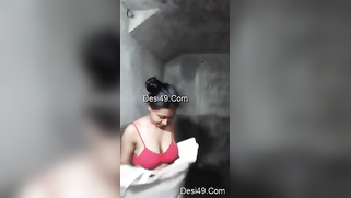 Aunty takes long-sleeve T-shirt and red bra off in empty XXX studio | XXX Video on AllSex.XXX